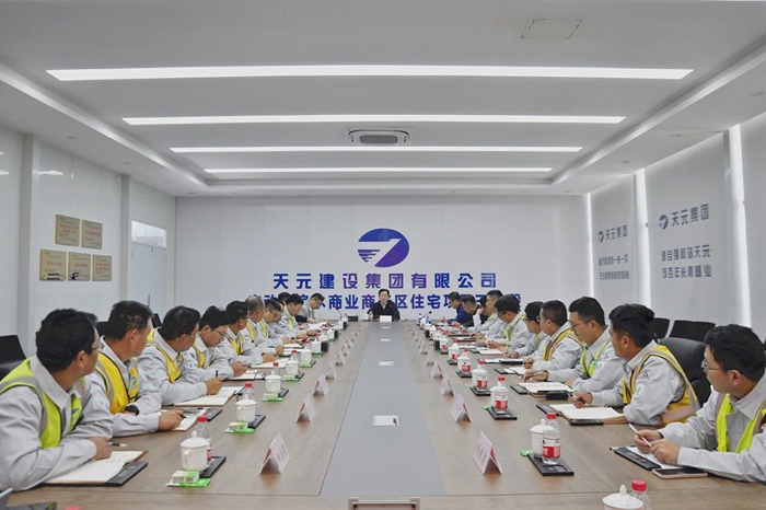 集团总裁赵纪峰国庆节到雄安新区启动区滨水商业商务区住宅项目视察并慰问一线员工(图2)